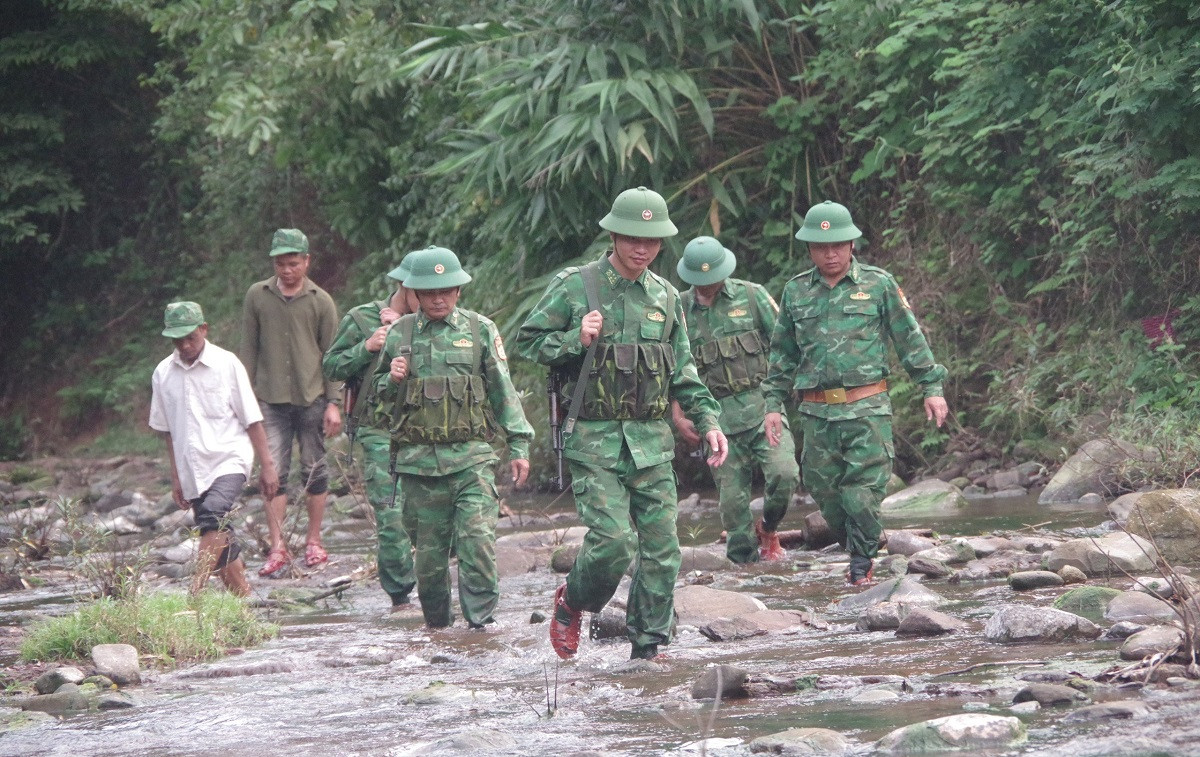 Ảnh 1: Cán bộ, chiến sĩ Đồn Biên phòng Cồn Roàng giữ vững bình yên biên giới.