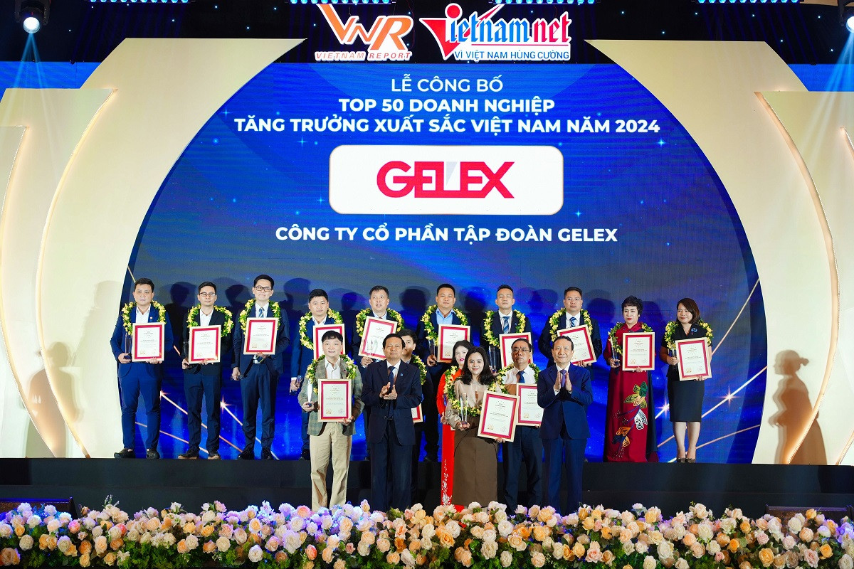 Bà Nguyễn Hồng Nhung Giám đốc Truyền thông CTCP Tập đoàn GELEX nhận cúp và chứng nhận Top 50 Vietnam Best Growth..jpg
