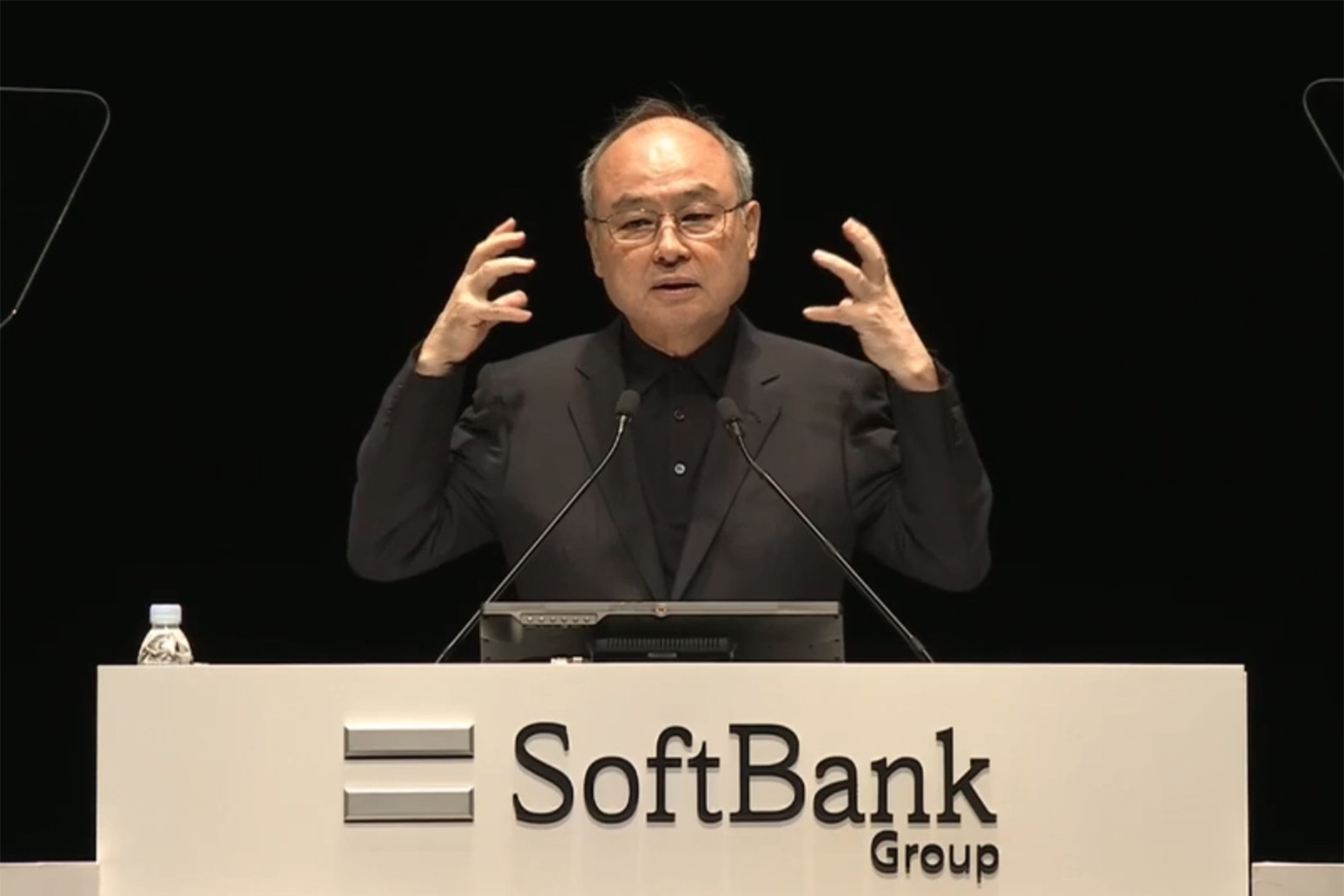 CEO SoftBank kỳ vọng AI thông minh gấp 10.000 lần con người trong 10 năm tới