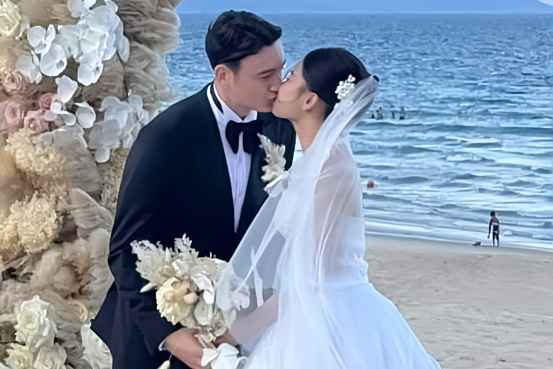 Đặng Văn Lâm khóa môi Yến Xuân trong ngày cưới