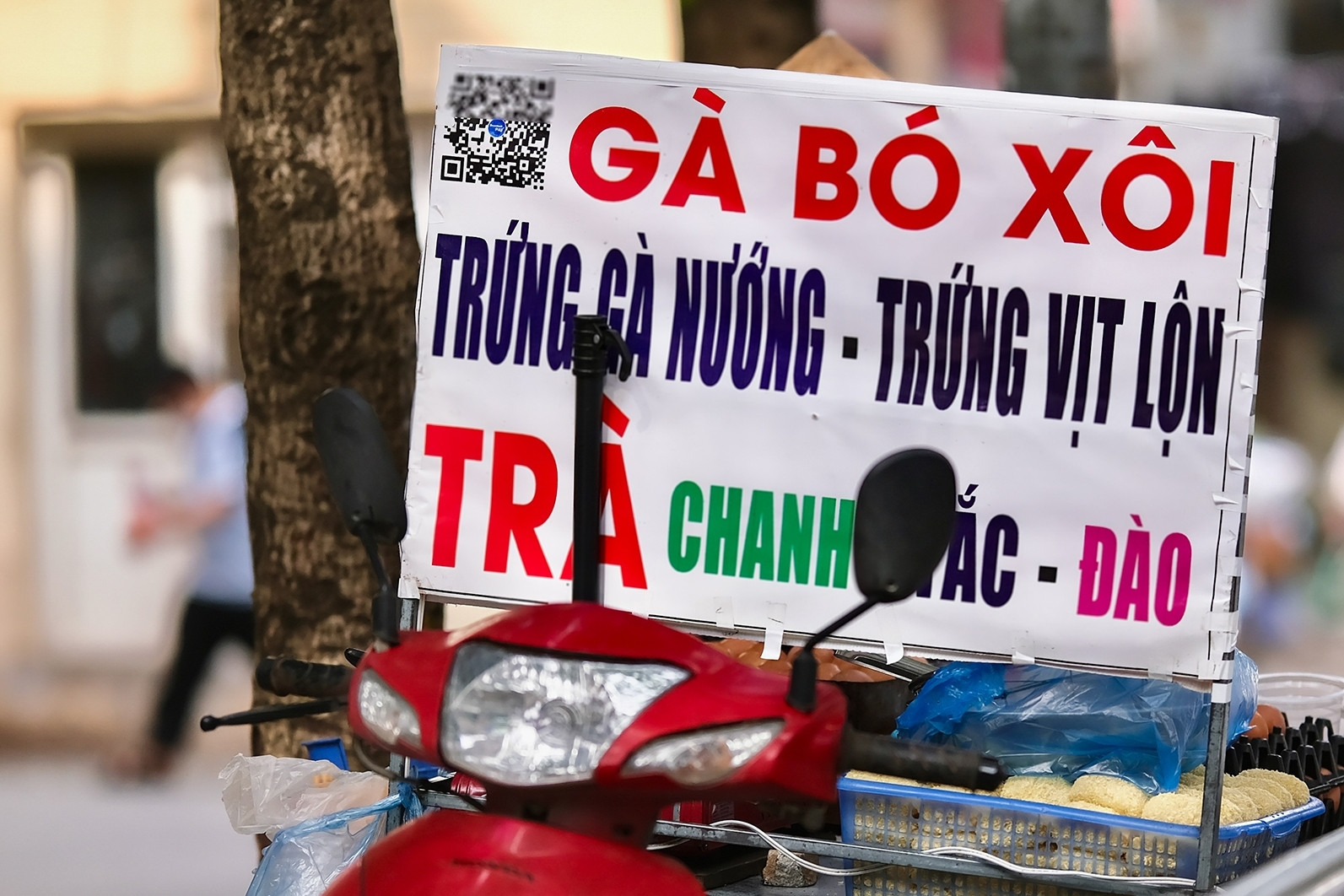 Dùng mã QR thanh toán gà bó xôi, trà tắc trên vỉa hè