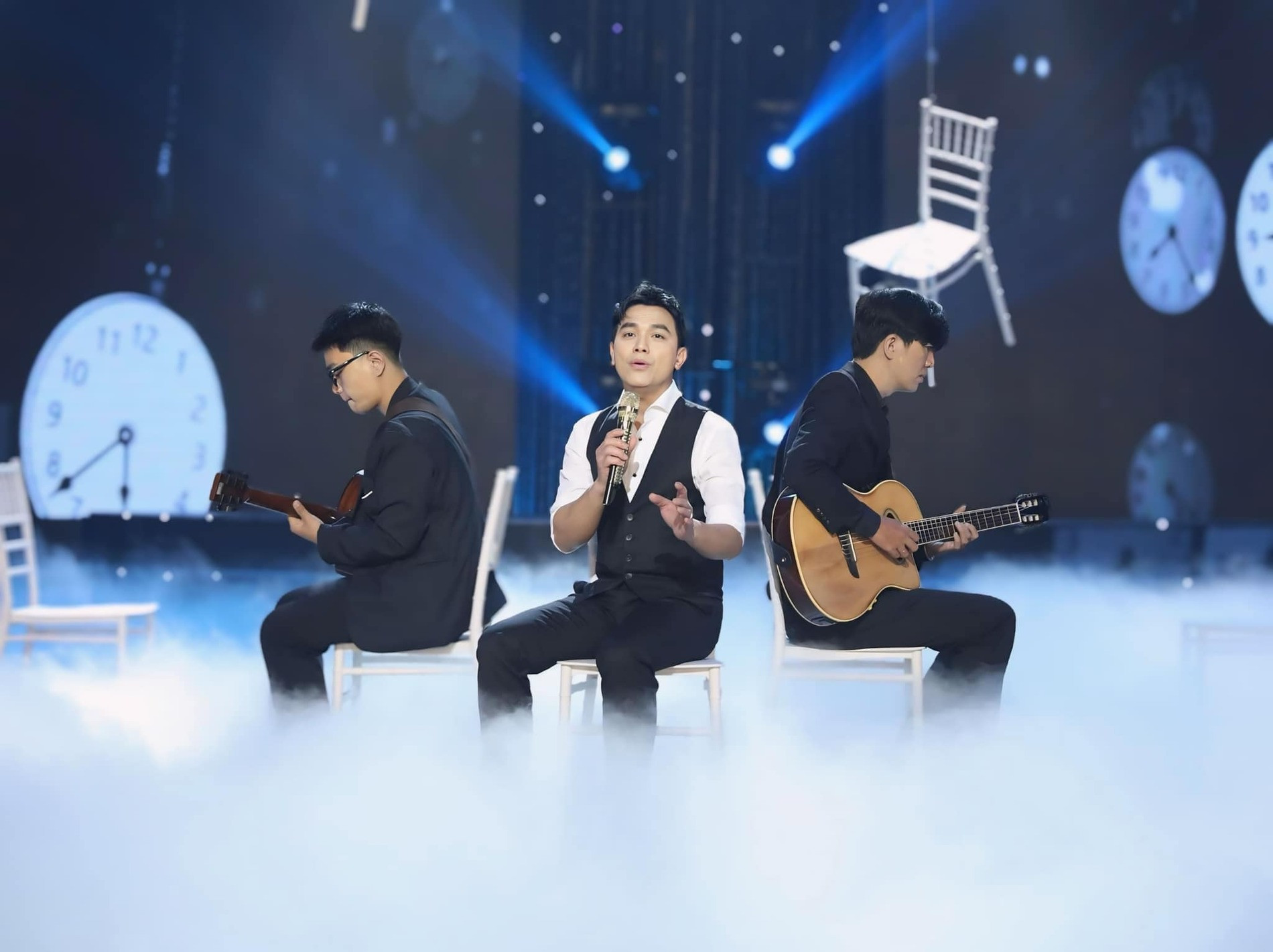 Manh Quynh di hat.jpg