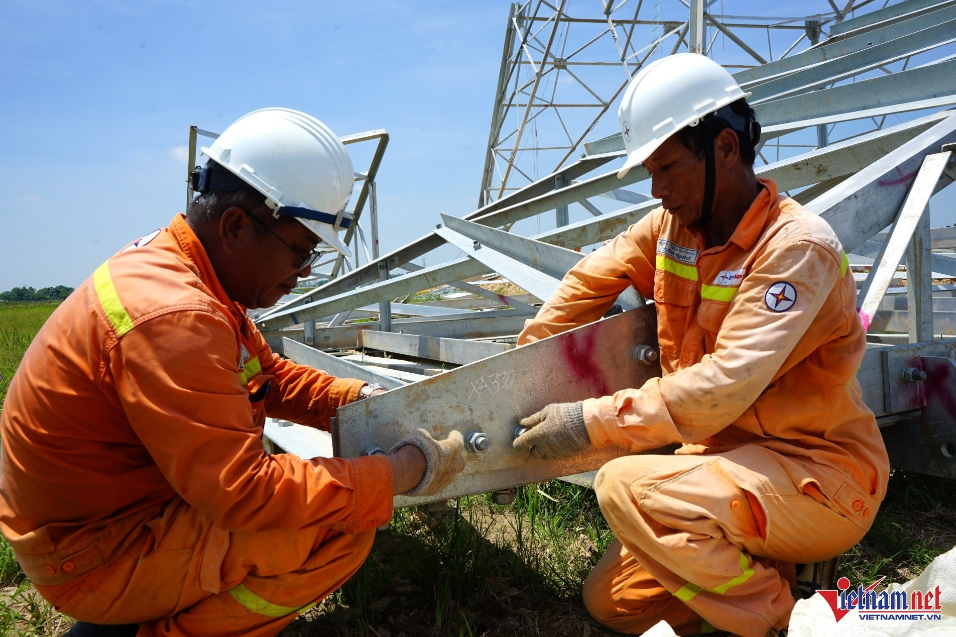 Những người đặc biệt trên công trường 500kV mạch 3 kéo điện ra Bắc: Chưa thể về giữa chừng