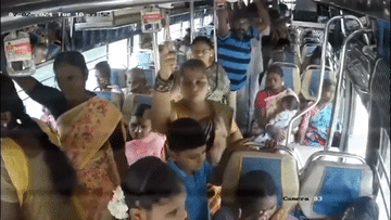 Xe buýt vào cua khiến nữ hành khách văng xuống đường