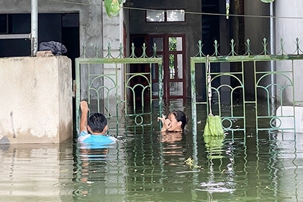 6 ngày không ngủ ở nhà, thức đến 1h sáng trông xe miễn phí giúp dân vùng lụt