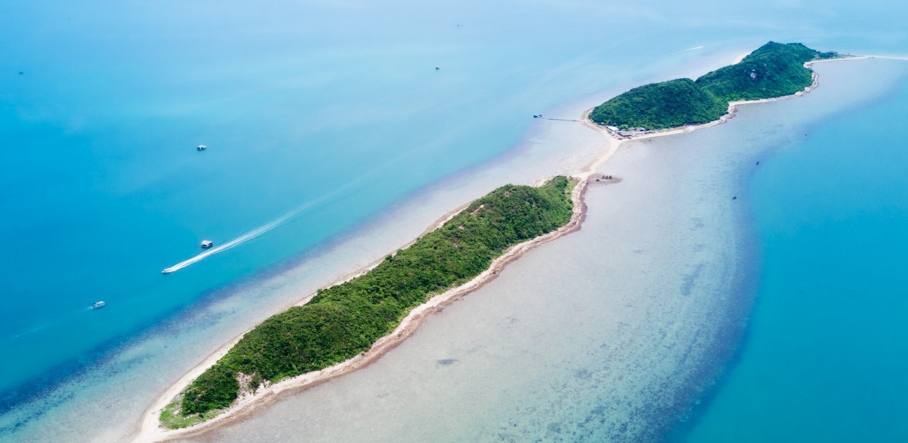 Con đường lạ ở Khánh Hòa: Khách đi bộ giữa biển, check-in đẹp như Maldives