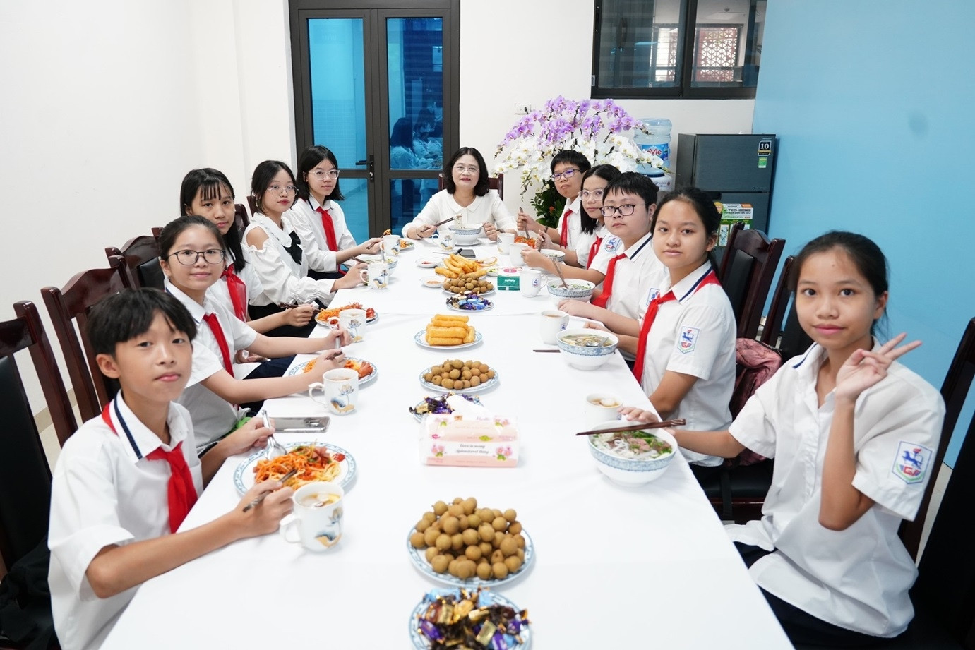 Học sinh ở Hà Nội bất ngờ với lời mời ăn sáng cùng hiệu trưởng