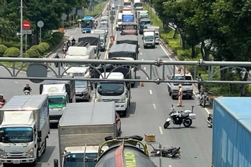 Nam thanh niên tử vong sau va chạm giao thông, quốc lộ qua TPHCM ùn tắc 3km