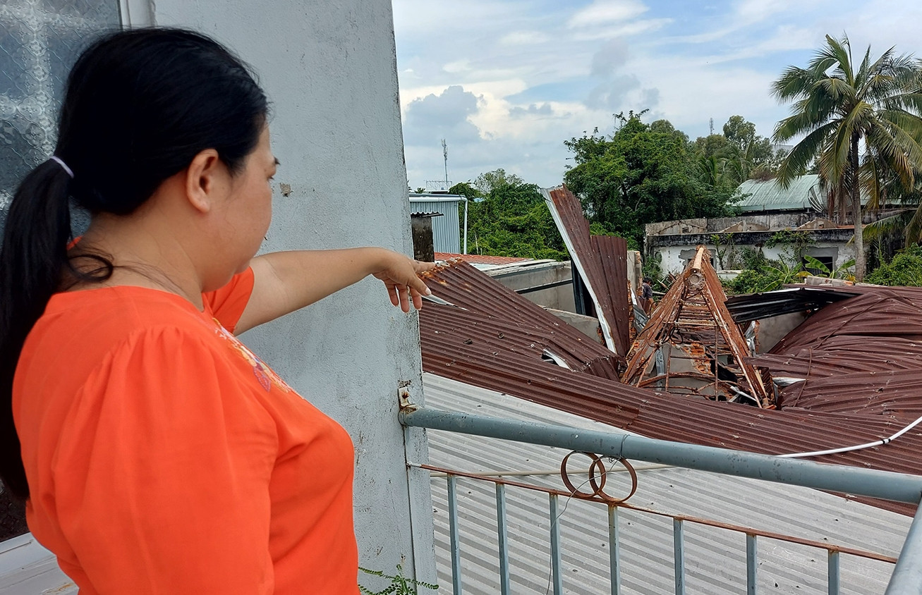 Trụ ăng-ten đài phát thanh đổ đè dãy nhà trọ, 1 người bị thương