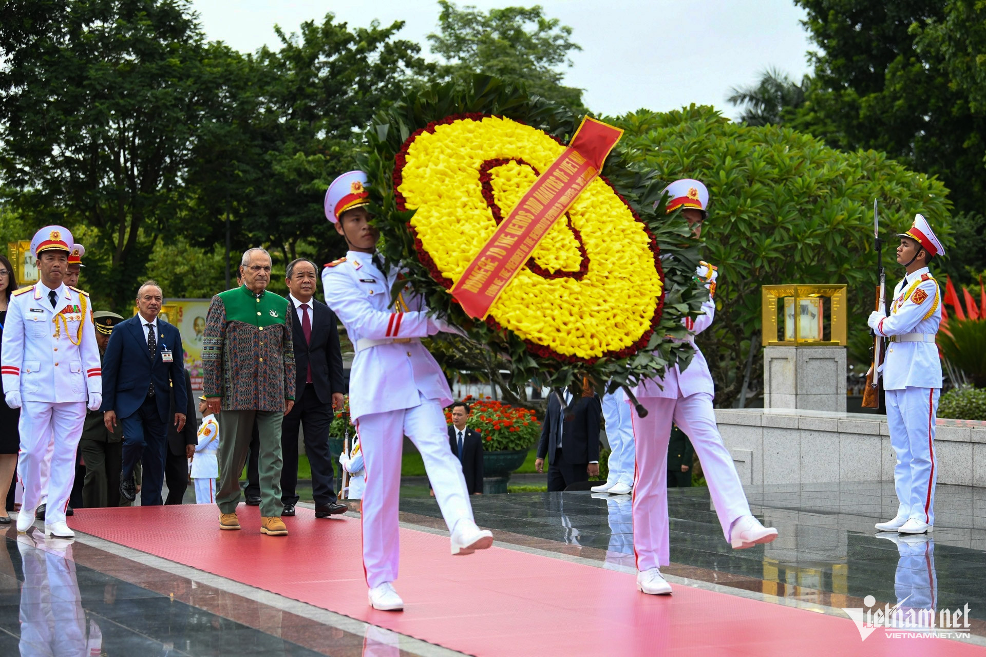 W-viếng Đài LS.jpg