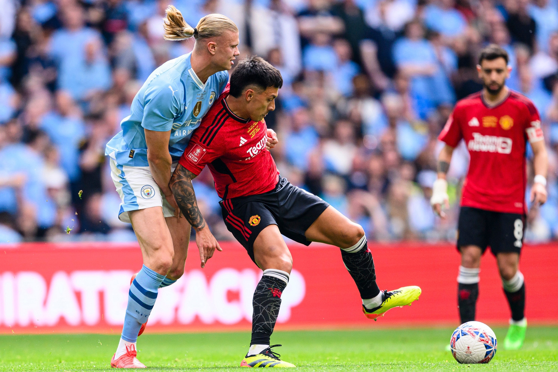 Đại chiến MU vs Man City: Trên đôi vai Lisandro Martinez