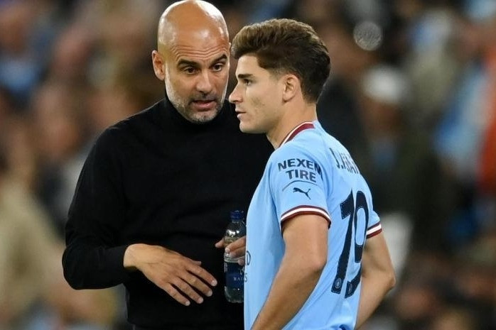 Pep Guardiola lên tiếng: Man City buộc phải bán Julian Alvarez