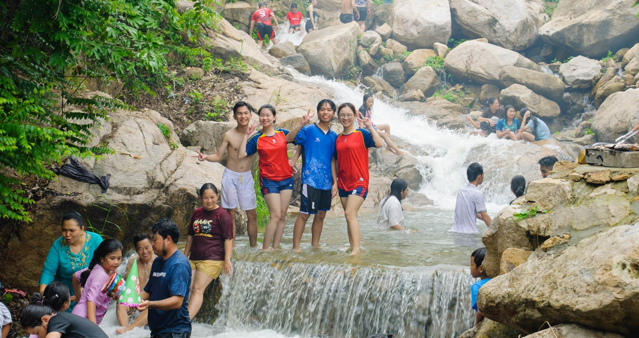 Săn biển mây, tắm suối mát lạnh ở ngọn núi nổi tiếng miền Tây