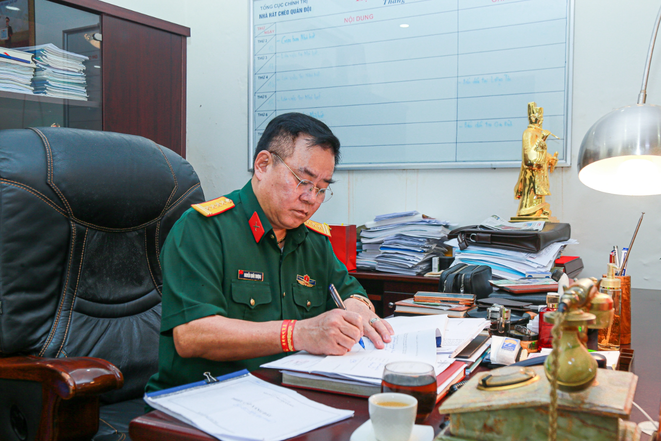 1. Đại tá, NSND Quốc Trượng hiện giữ chức Giám đốc Nhà hát Chèo Quân đội..png