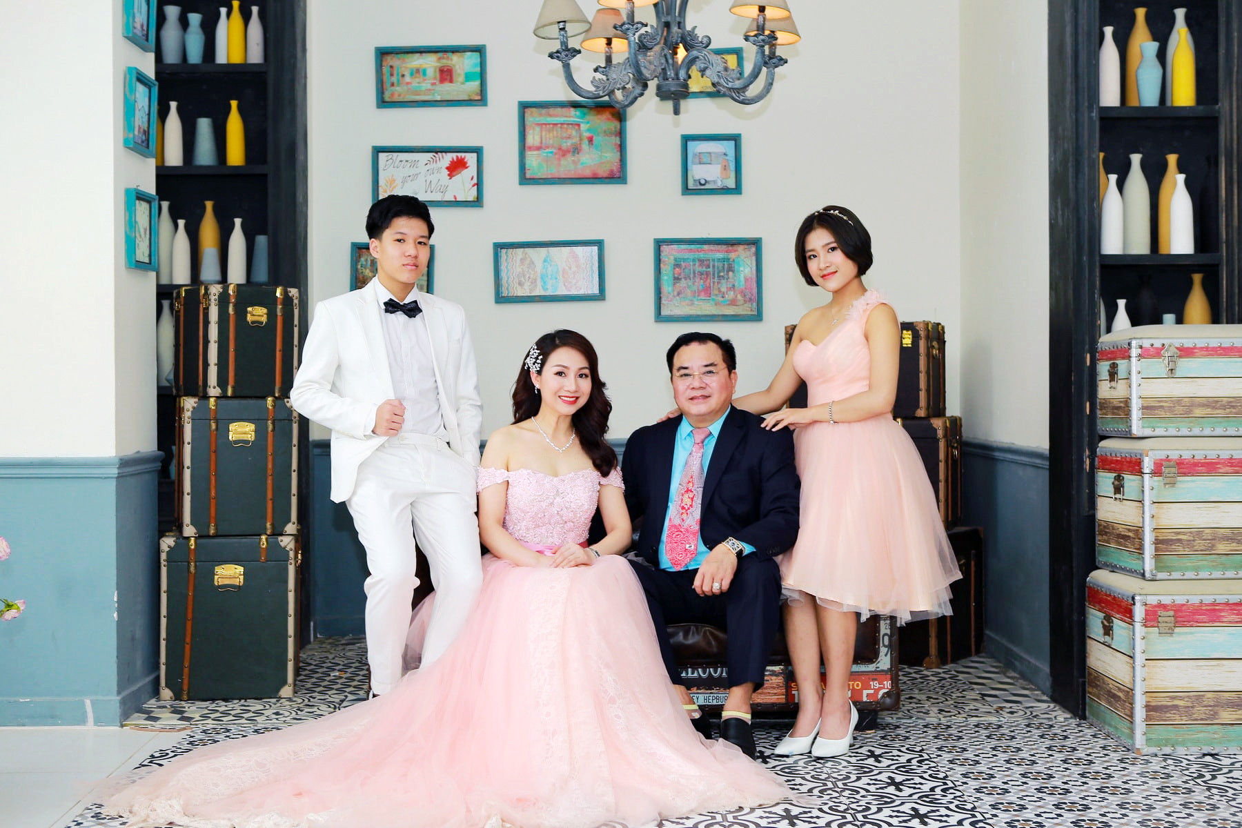 3 nsnd quoc truong ben vo va hai con anh nvcc 72.jpg