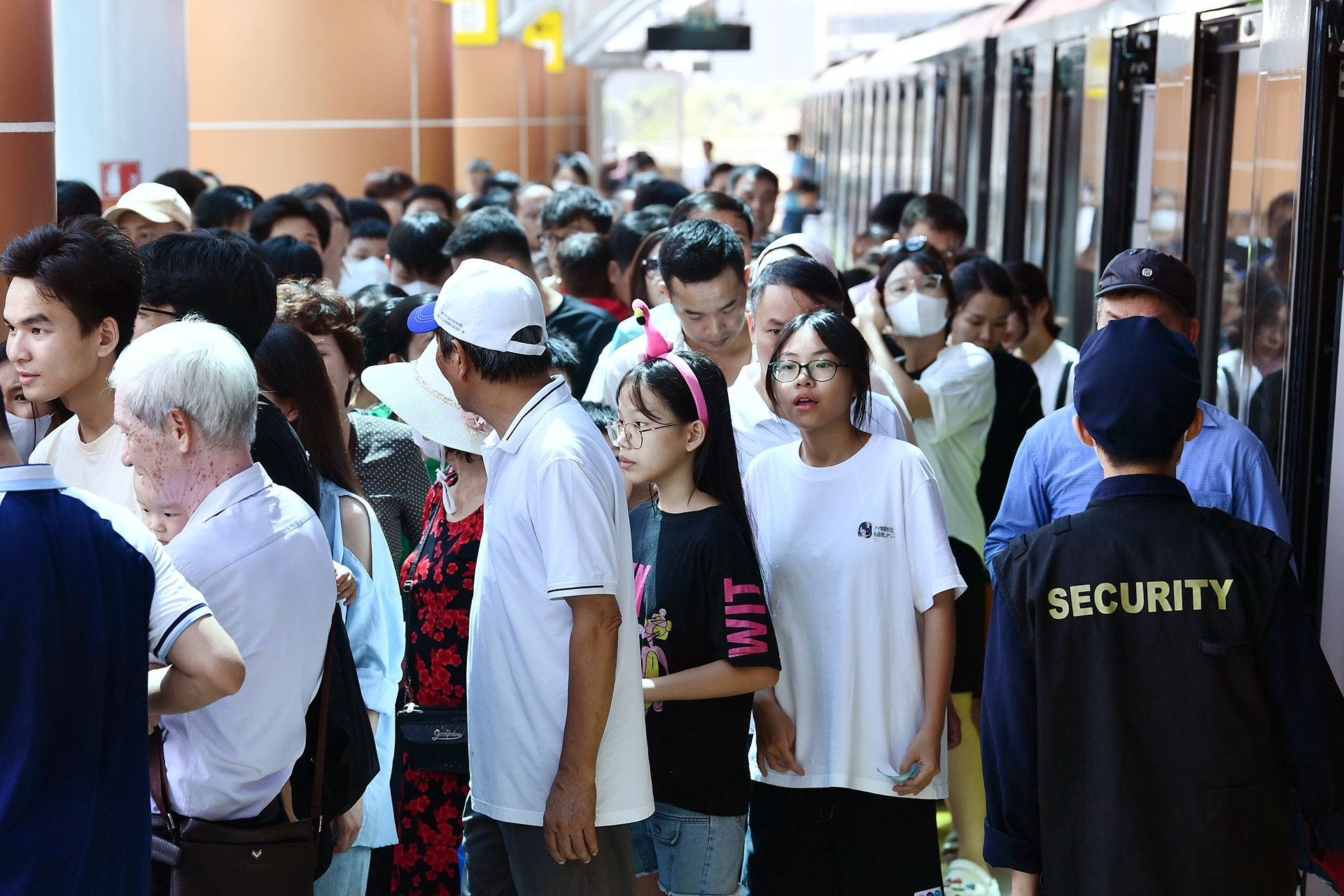 Dân hào hứng trải nghiệm metro Nhổn-Cầu Giấy, kỷ lục 66.078 lượt khách đi tàu