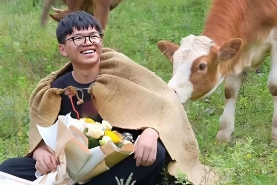 Đang chăn bò, nam sinh xúc động nhận giấy trúng tuyển đại học top đầu