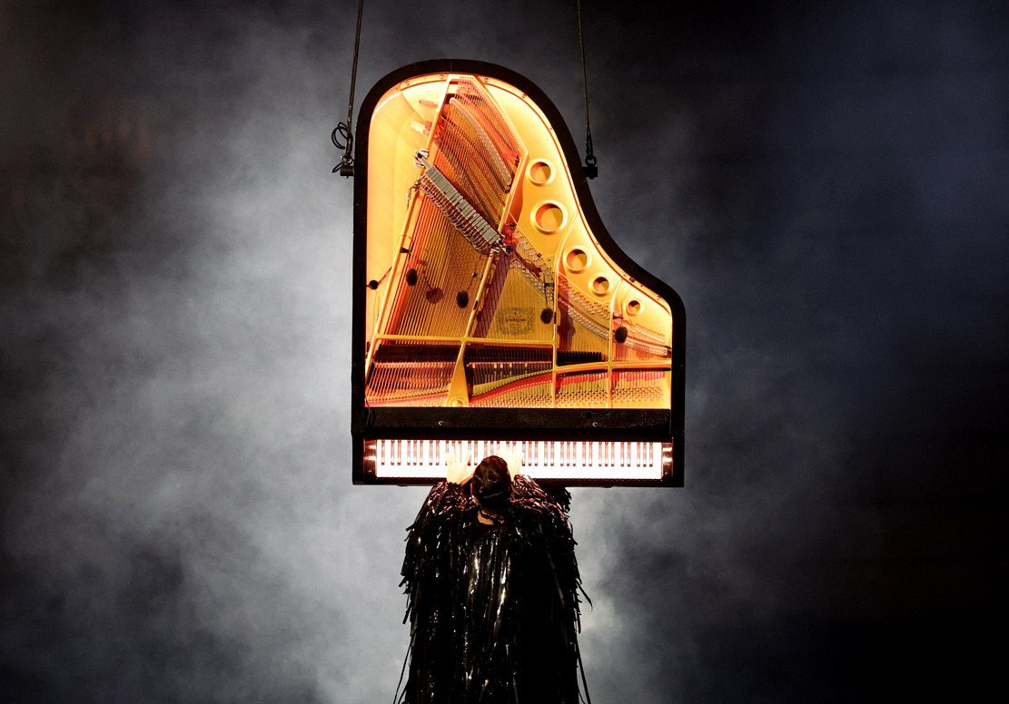 Bế mạc Olympic Paris, chào Los Angeles 2028 Nghệ sĩ dương cầm Alain Roche chơi nhạc trong lễ bế mạc