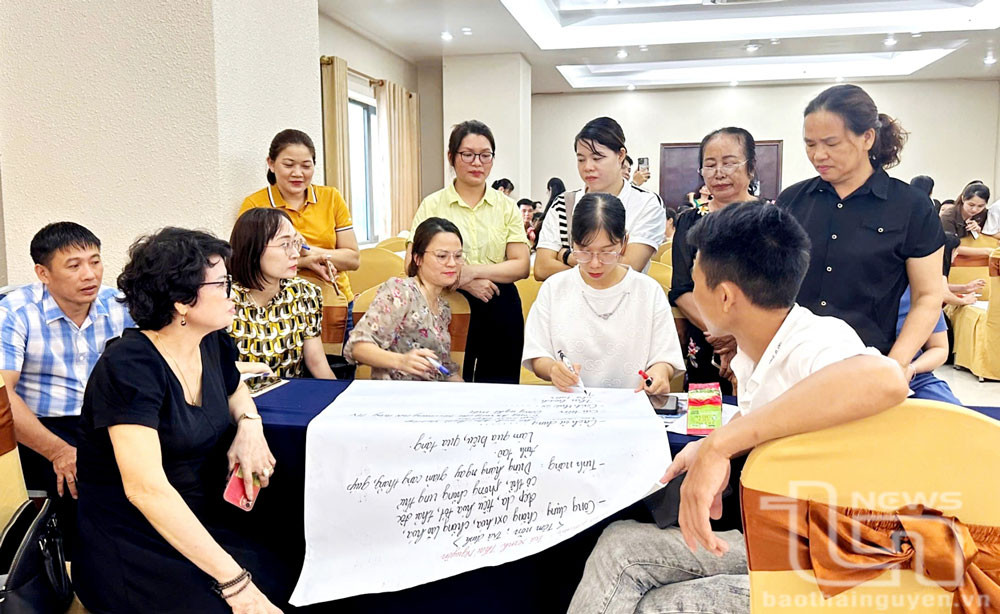 Đại diện doanh nghiệp, HTX, hộ kinh doanh được hướng dẫn xây dựng các gian hàng trên nền tảng số.