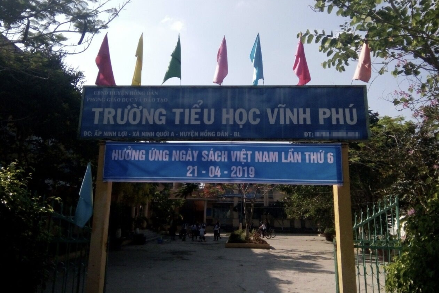 Đánh bài trong khuôn viên trường: Hiệu trưởng bị đề nghị xử lý