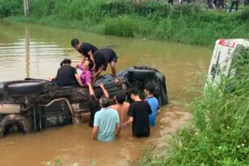 2 ô tô bị lật dưới ao sau va chạm, dân giải cứu 5 người mắc kẹt