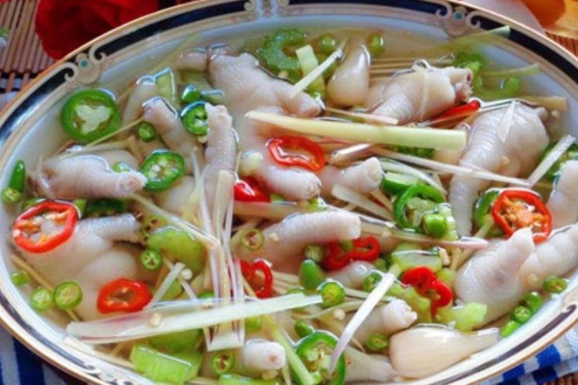 Cách rút xương chân gà và làm chân gà ngâm sả ớt ngon tuyệt