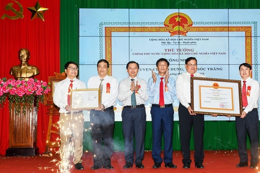 Cù Lao Dung (Sóc Trăng) nhận danh hiệu đạt chuẩn huyện nông thôn mới