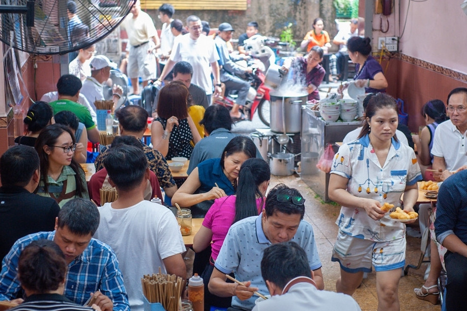 Phở Hà Nội là Di sản quốc gia: Quán nào đông nghẹt, khách xếp hàng lấy số?