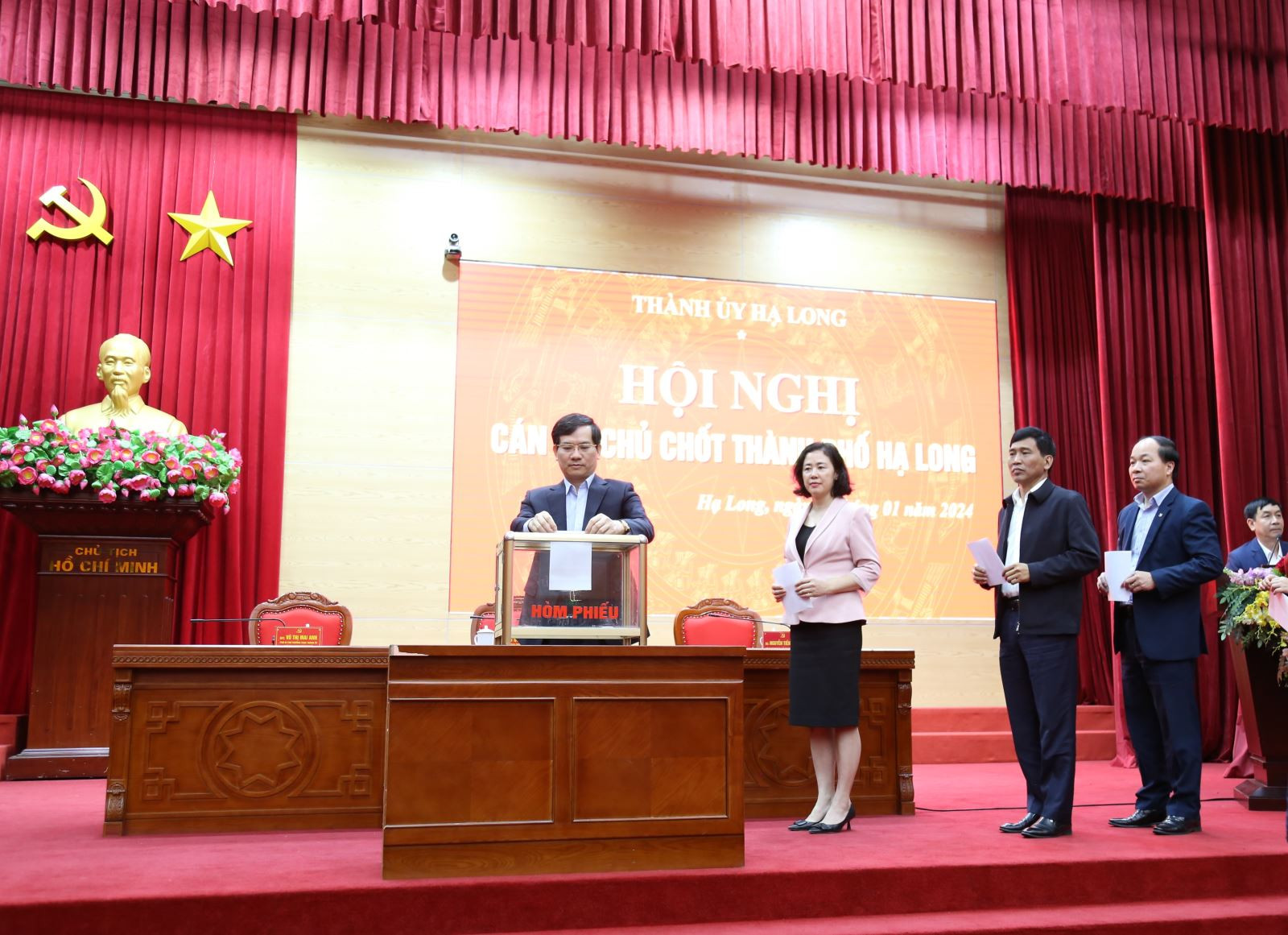 TP Hạ Long bỏ phiếu.jpg