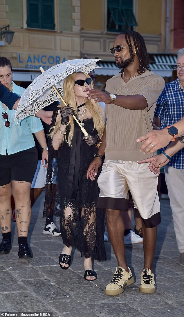 1723584671_61_Madonna 65 holds hands with new boyfriend Akeem Morris 28.jpg