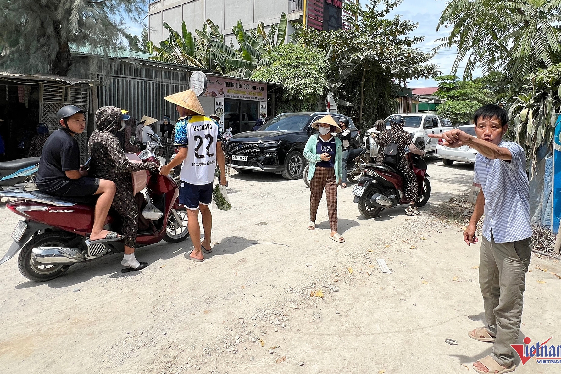 Bản tin cuối ngày 13/8: Người dân dàn ô tô chặn đường xe tải chở đất, đá gây bụi