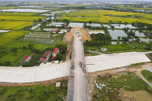 Cầu gần 400 tỷ nối Bắc Giang - Bắc Ninh làm xong cả năm nay vẫn 'đắp chiếu'