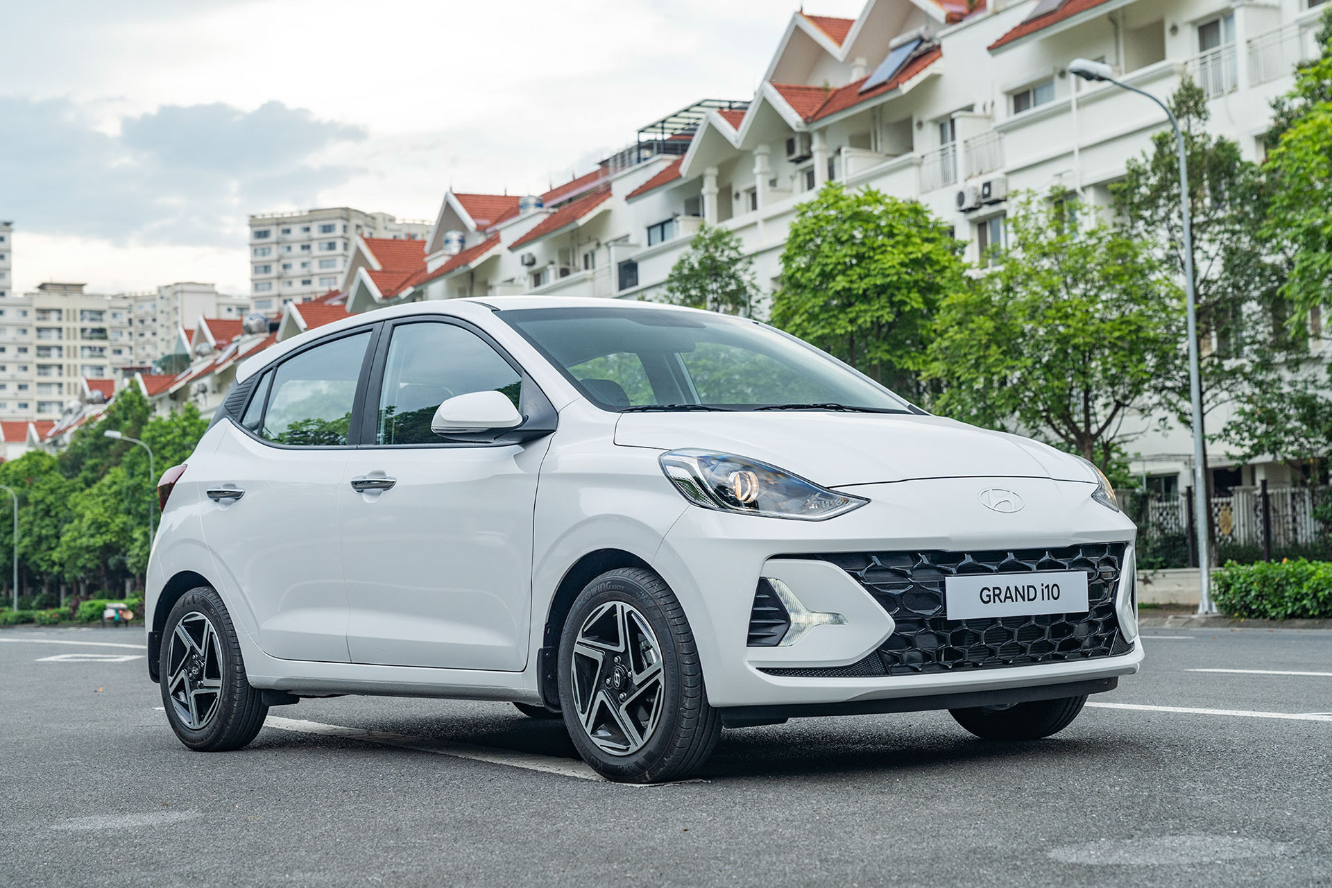 https://static-images.vnncdn.net/vps_images_publish/000001/000003/2024/8/14/hyundai-grand-i10-2024-3-3305.jpg?width=0&s=z1bIPStPK8g-2LbUJWHJ5w