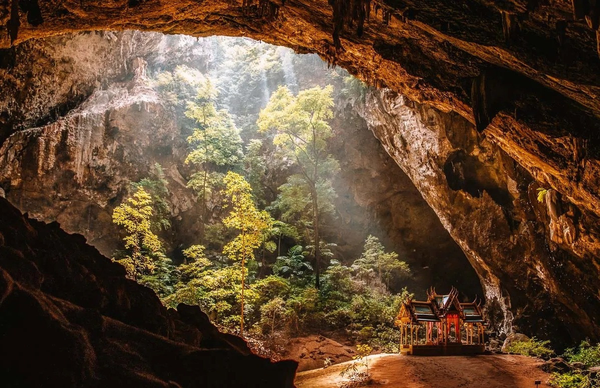 Cảnh đẹp kỳ bí trong hang sâu và ngôi đền dát vàng của nhà vua