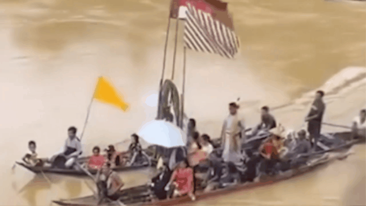 Người đàn ông tổ chức hôn lễ cùng 'thần cá sấu' trên sông thiêng