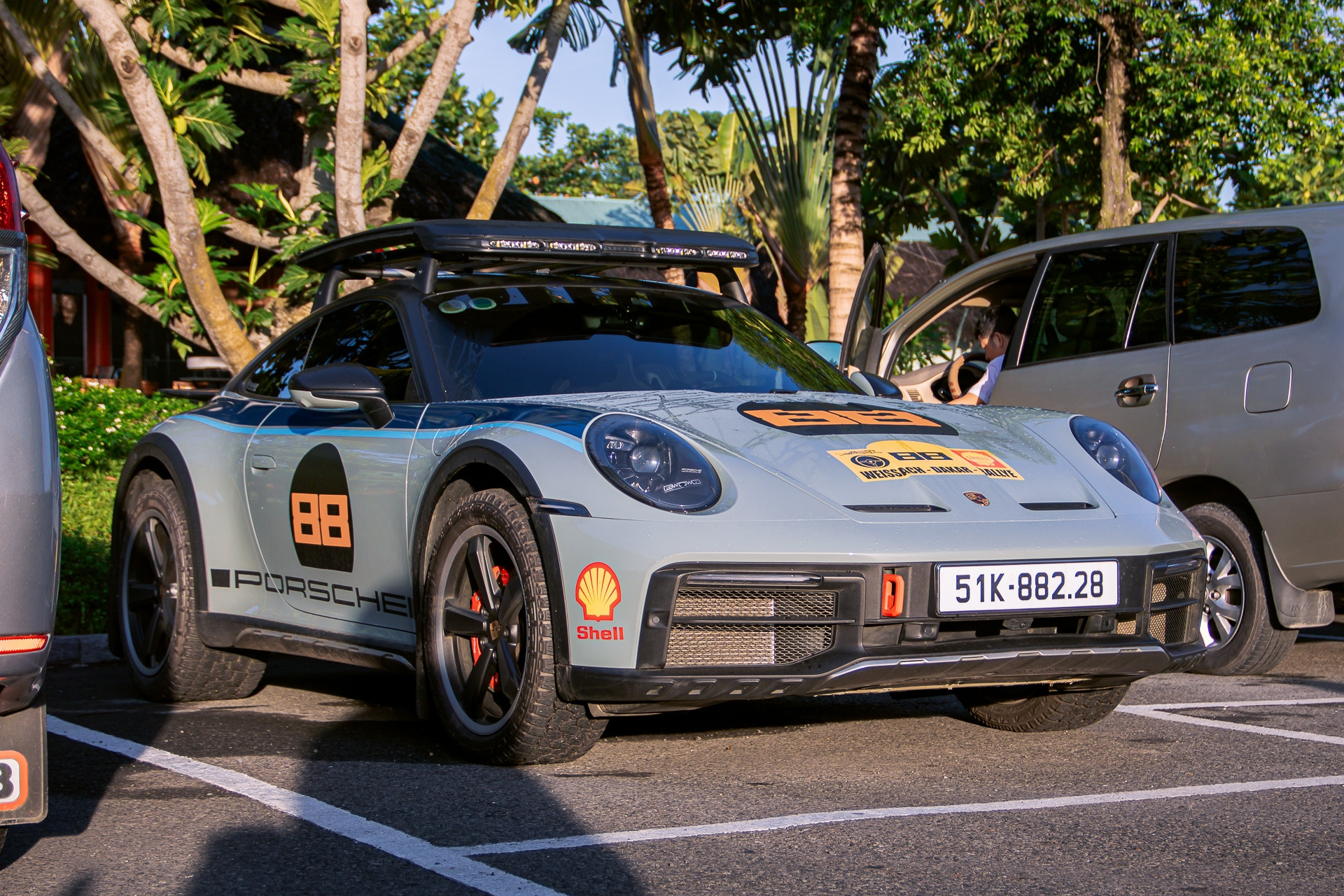 Porsche 911 Dakar giá 16 tỷ của đại gia Sài Gòn gắn biển số trị giá 110 triệu