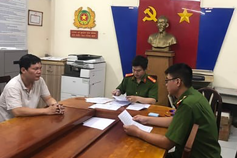 Bắt khẩn cấp tài xế chửi bới, hất cô gái lên nắp ca pô