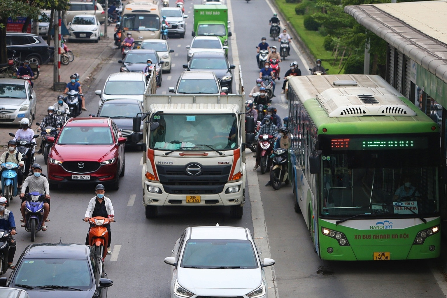 Hà Nội xén vỉa hè, dải phân cách dọc tuyến buýt nhanh BRT