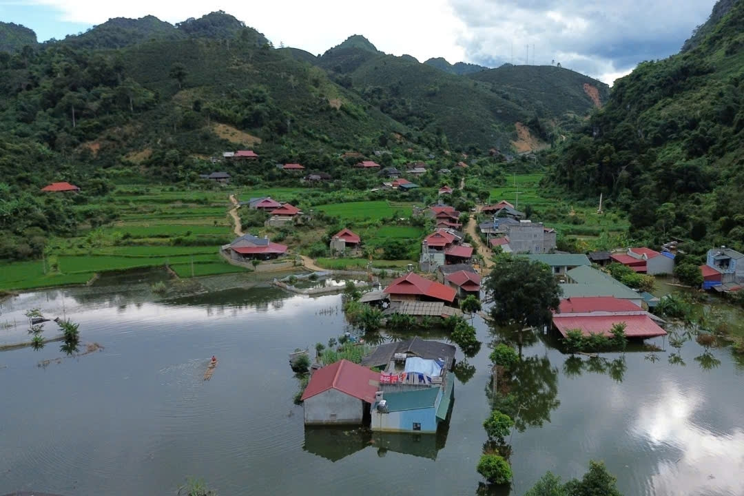 Ngôi làng ở TP Sơn La chìm trong biển nước giữa trời quang