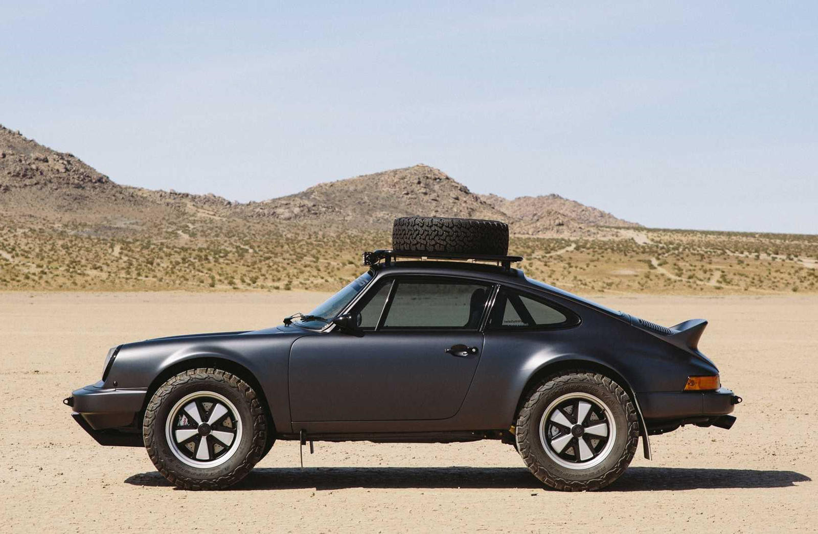 Vòm bánh xe được mở rộng và trần xe gắn thêm giá nóc