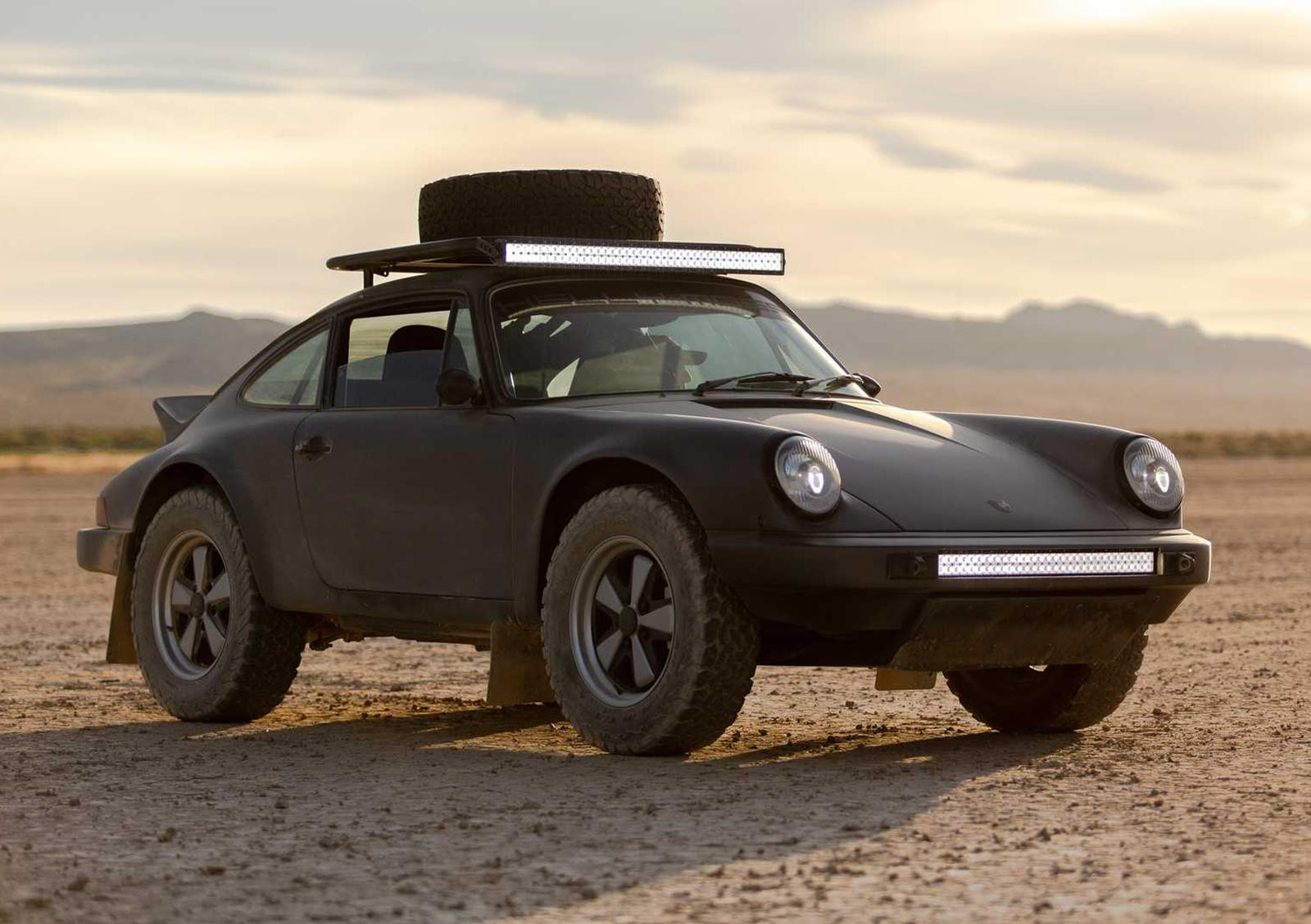 Chiếc Porsche 911 Carrera 1984 được tinh chỉnh phong cách đường trường