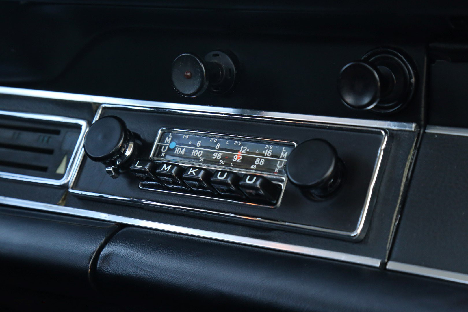 Nút điều chỉnh trên xe Porsche 911 Carrera RS 2.7 1973