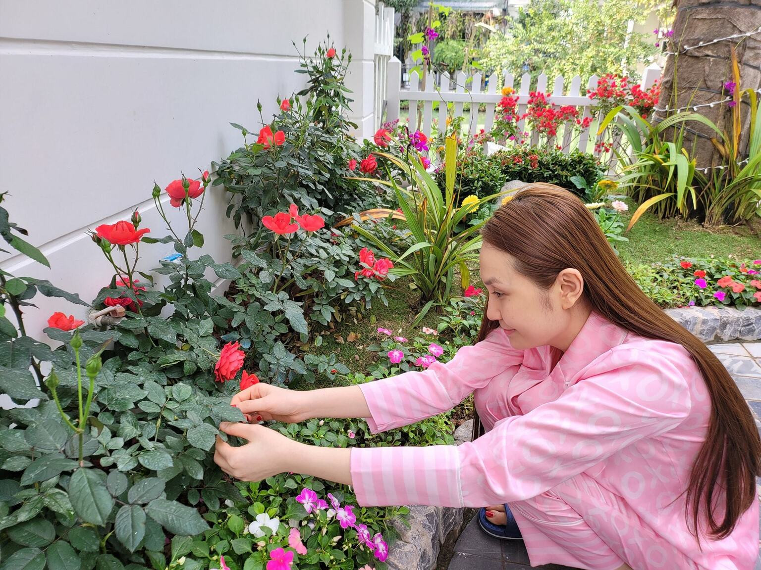 biet thu sang trong day hoa don tet cua ca si tuan hung 11.jpeg