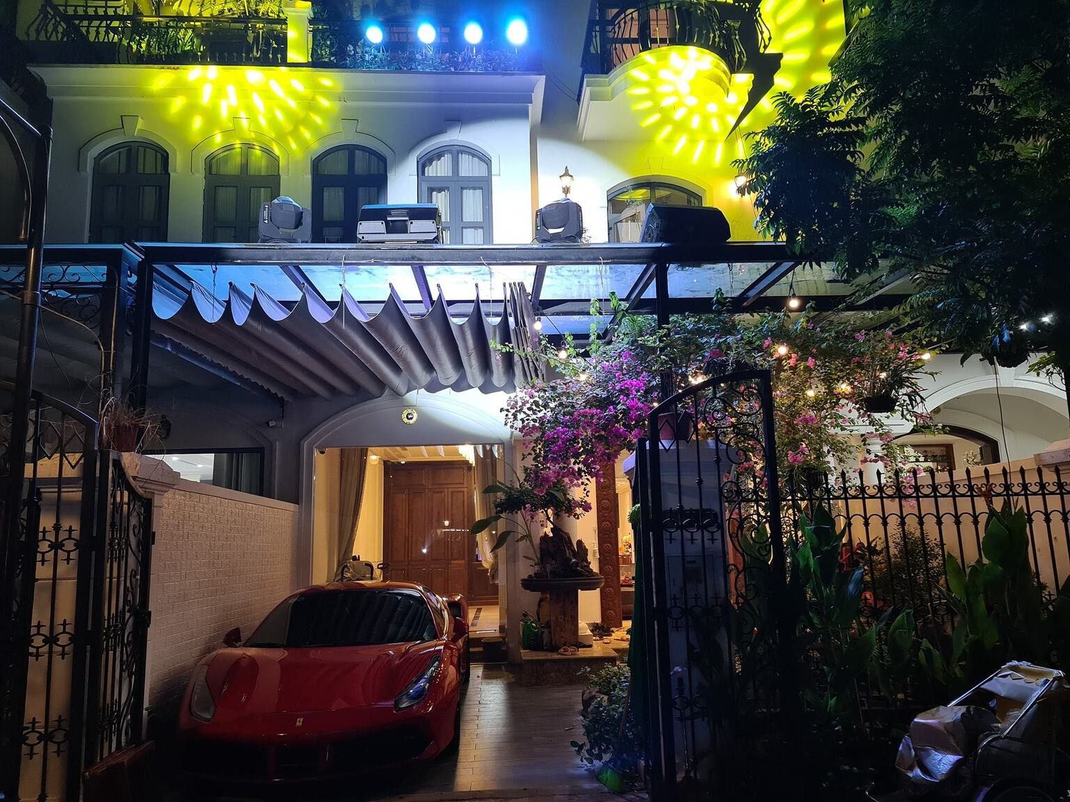 biet thu sang trong day hoa don tet cua ca si tuan hung 19.jpeg