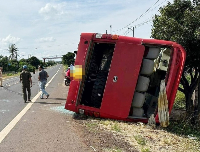Lật xe khách 1.jpg