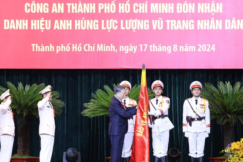 Tổng Bí thư, Chủ tịch nước Tô Lâm trao danh hiệu Anh hùng LLVT cho Công an TPHCM