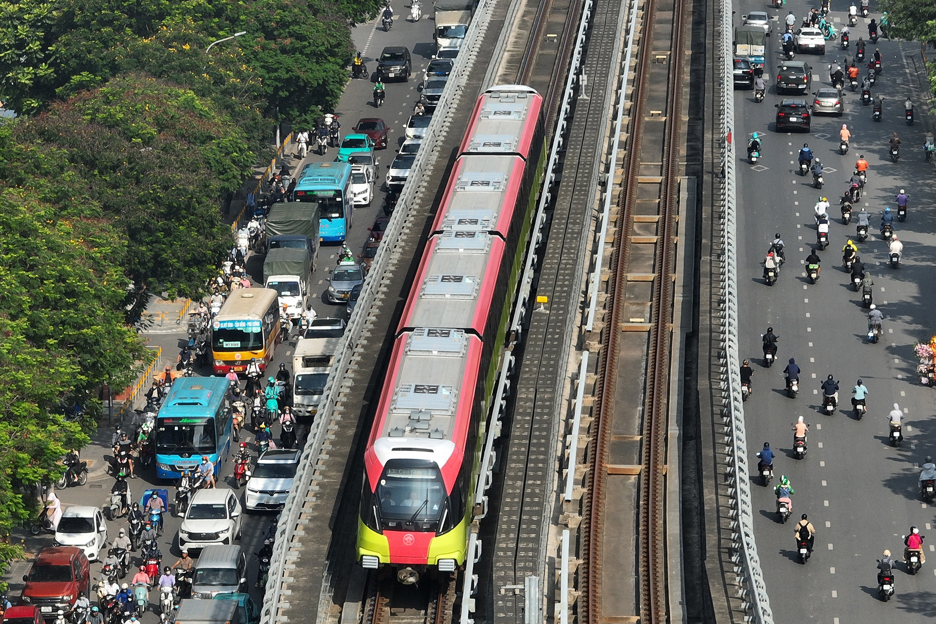 Chủ tịch Hà Nội đề nghị Chính phủ ban hành cơ chế ‘đột phá’ làm 400km metro