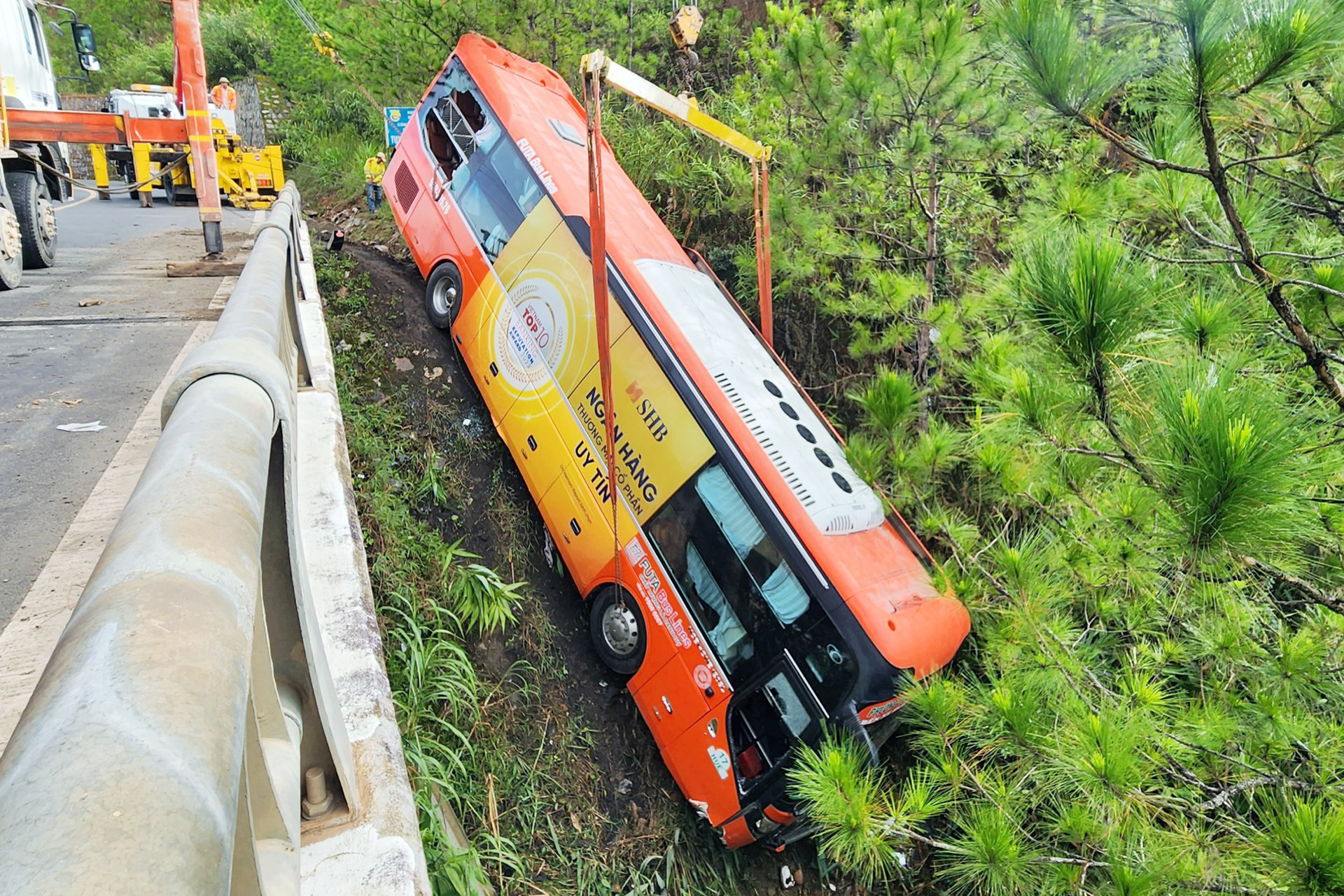 xe khach lat o lam dong 1.jpg