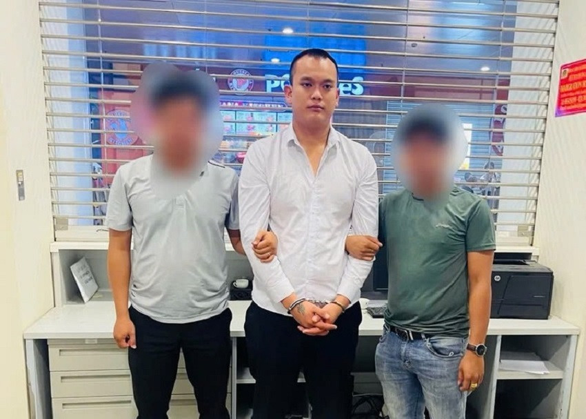 dat lon bi bat giu khi vua xuong san bay noi bai.jpg