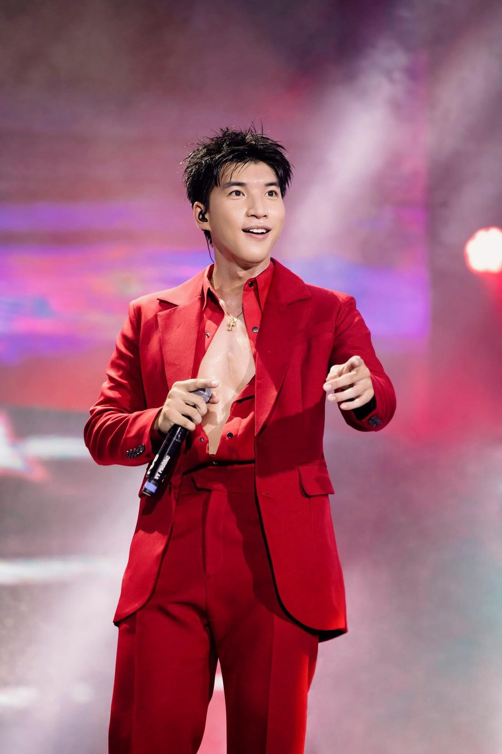 Rapper Hieuthuhai đẹp trai, nhiều fan, có người yêu đẹp như hoa hậu